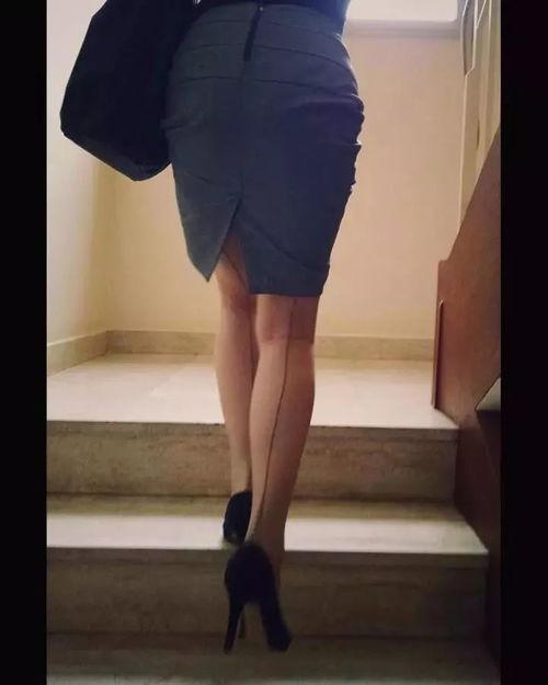少女的丝袜脚图片近照,青春少女的时尚演绎
