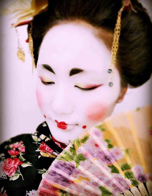 日本艺伎为什么脸很白,揭秘传统妆容中的美白之谜
